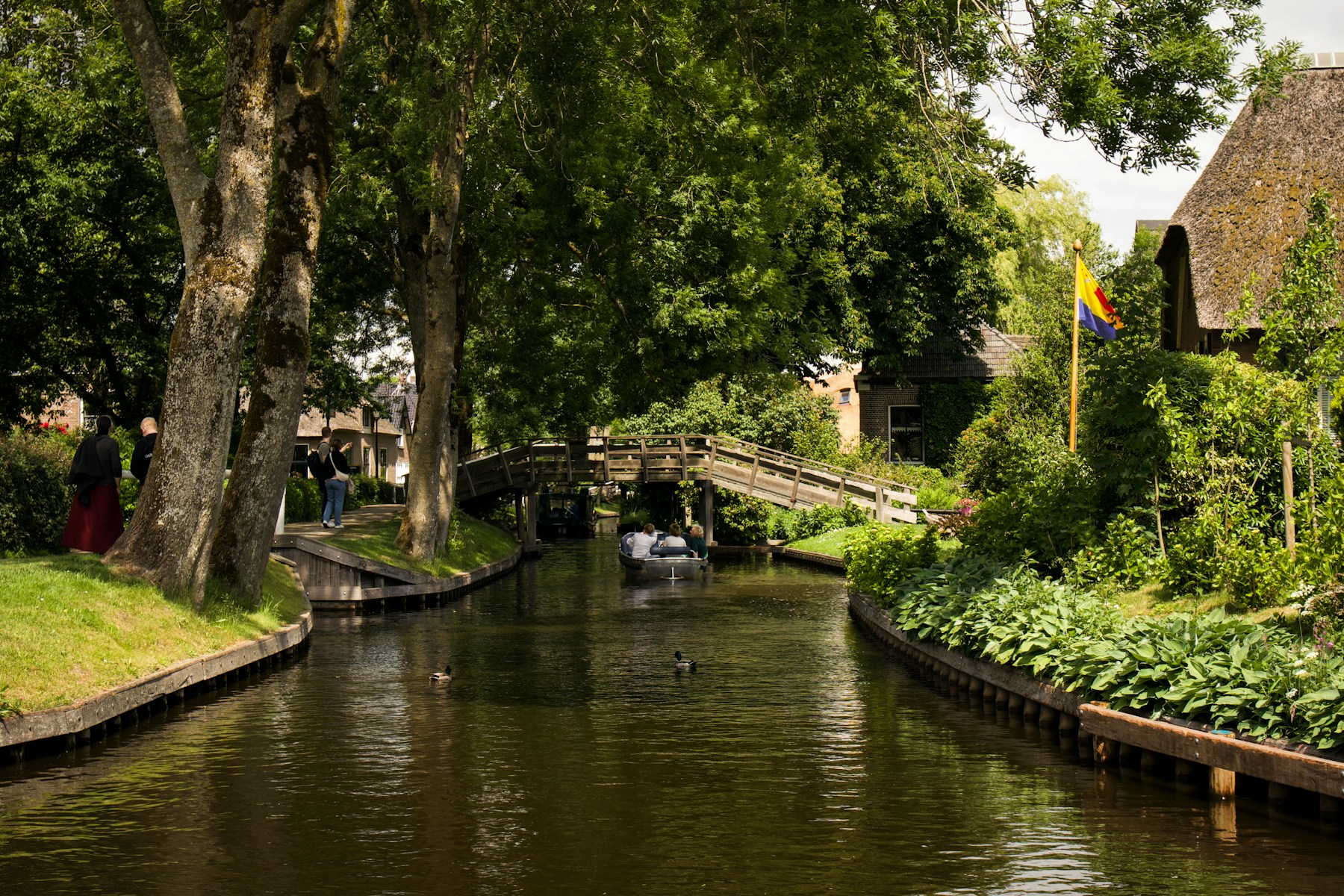 Genieten vanaf het water in Giethoorn, tussen houten bruggetjes en groene tuinen